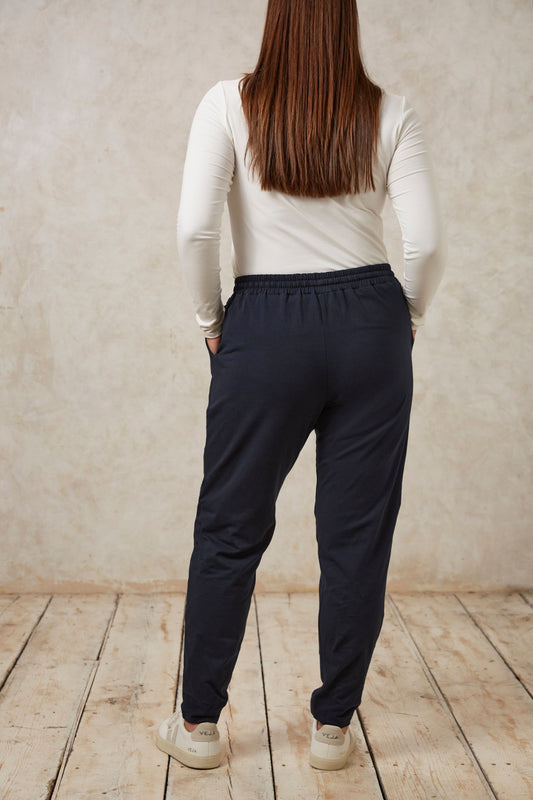 Sasha College Housut - Reilun kaupan luomupuuvillaa - Navy - People Tree - ekologiset ja eettiset housut