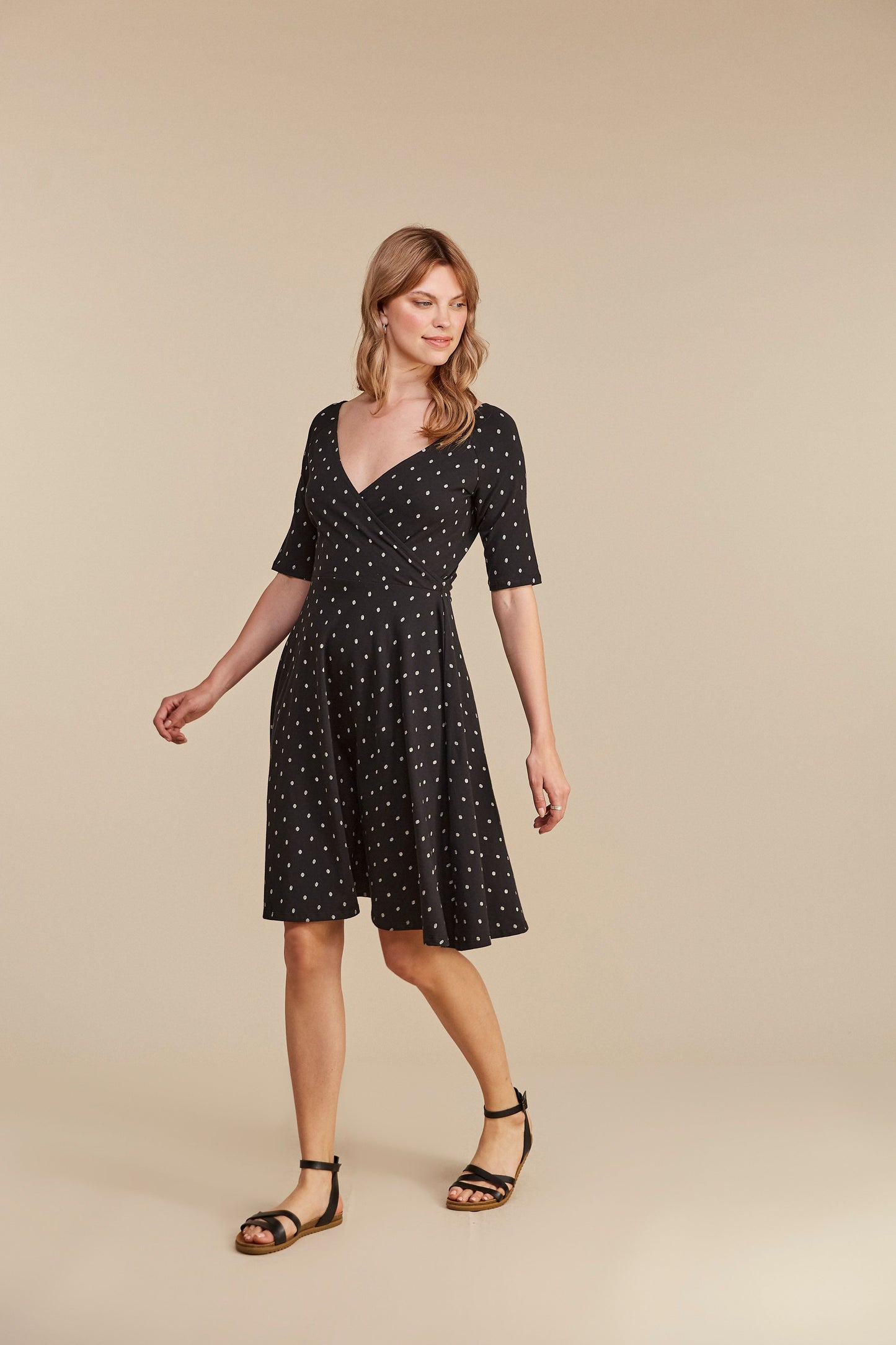 Karine Lehtiprintti Mekko - Luomupuuvillaa - Musta - People Tree - Kietaisumekko - Kellohelma - Ekologinen mekko